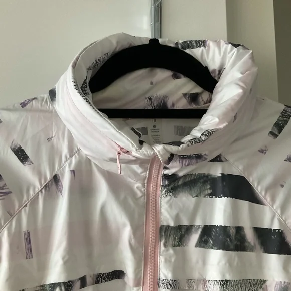 Lululemon windbreaker with hood that can be stored away - Picture 5 of 6